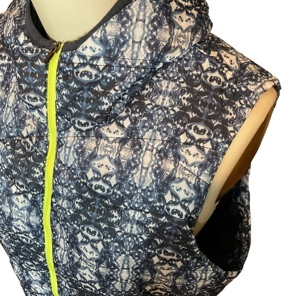 Title Nine Blue Print Hooded Quilted Vest Size Medium EUC - Picture 6 of 13